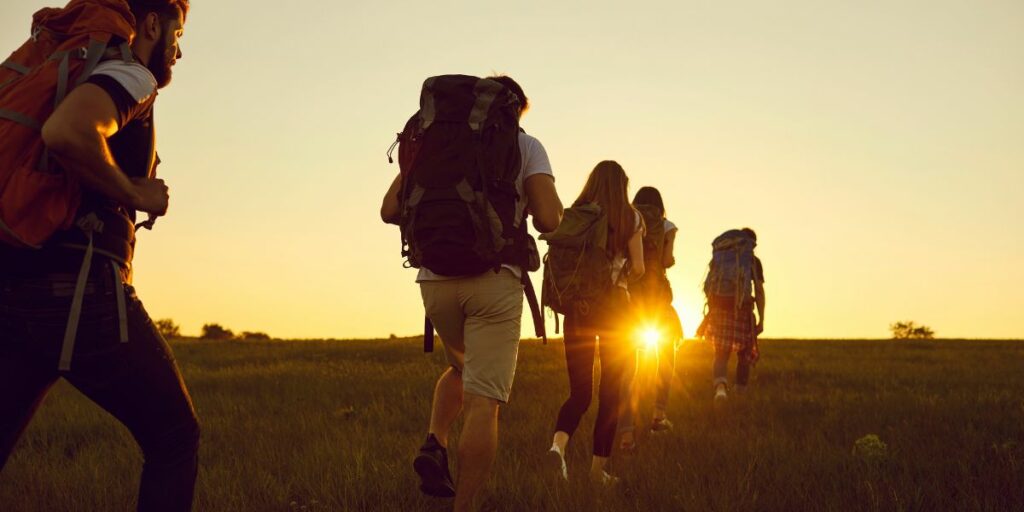 Groupe de randonneurs coucher de soleil