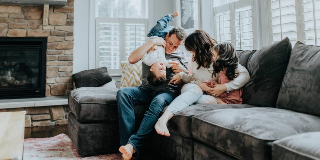famille sur canapé