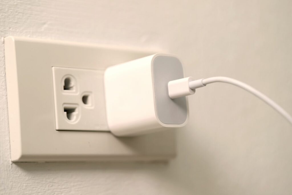 chargeur téléphone branché